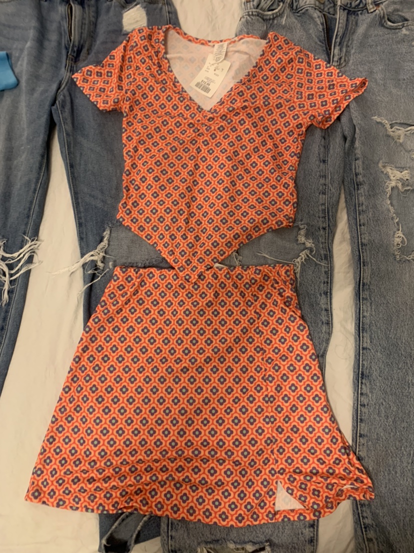 Orange an yellow lot XS-SM. 20+ items all for one low price image indicator(7)