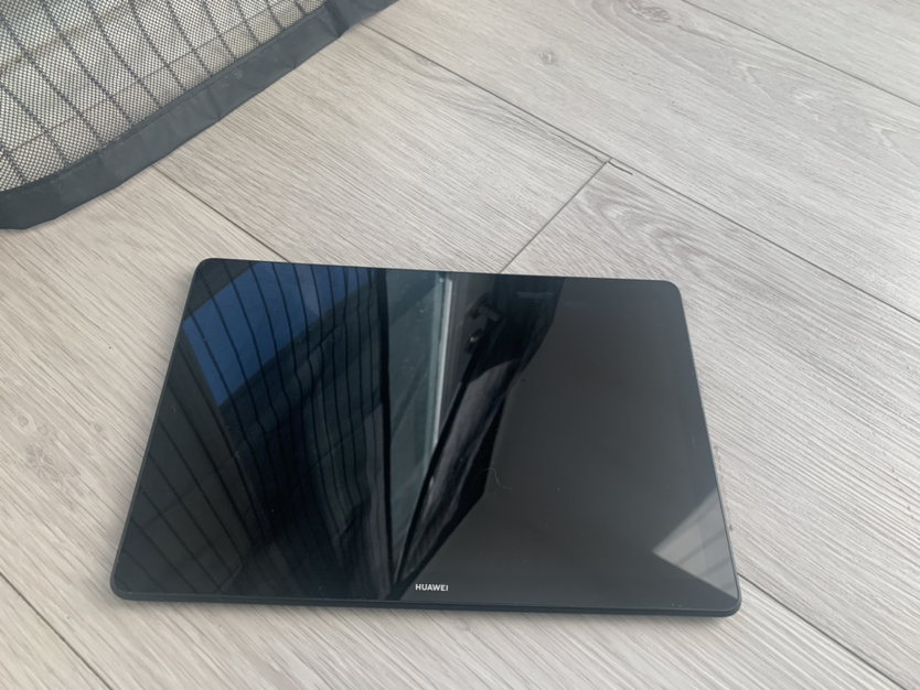 Huawei tablet with simcard/phoneline image indicator(3)