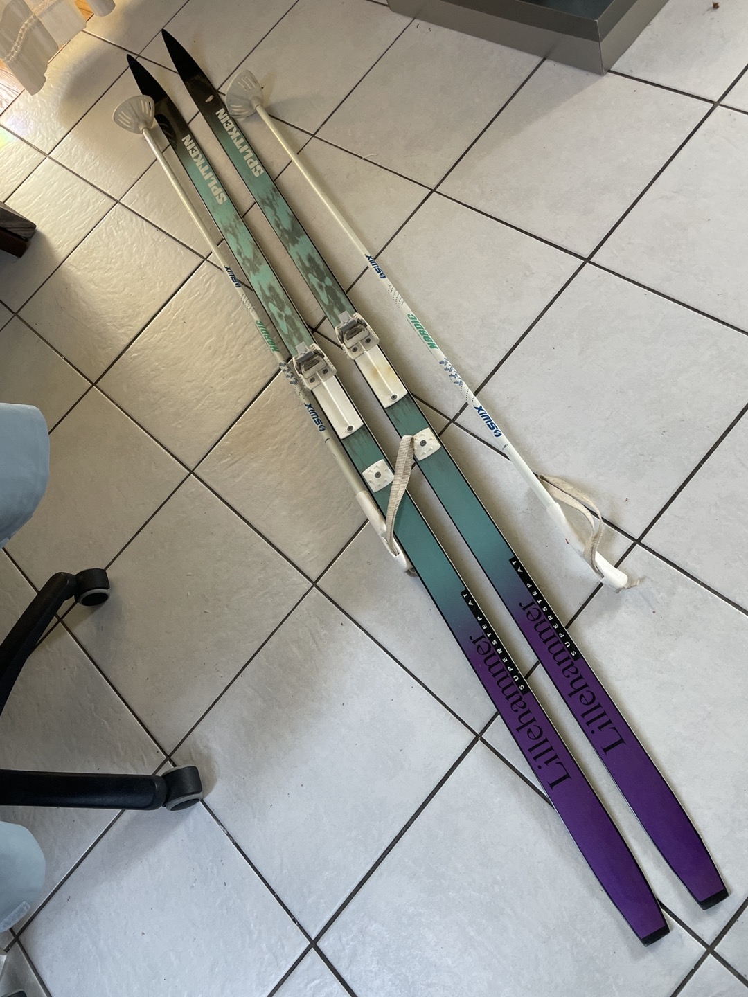 Cross country skis thumbnail