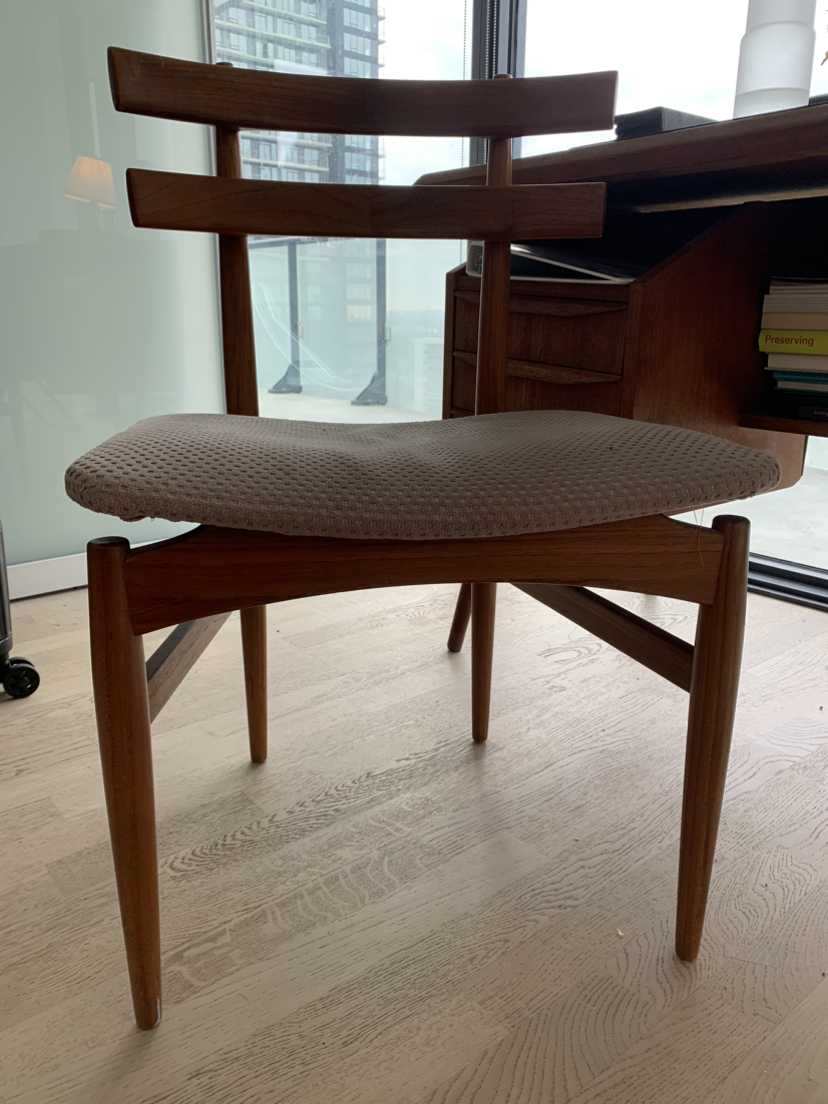 Mid century chair image indicator(2)