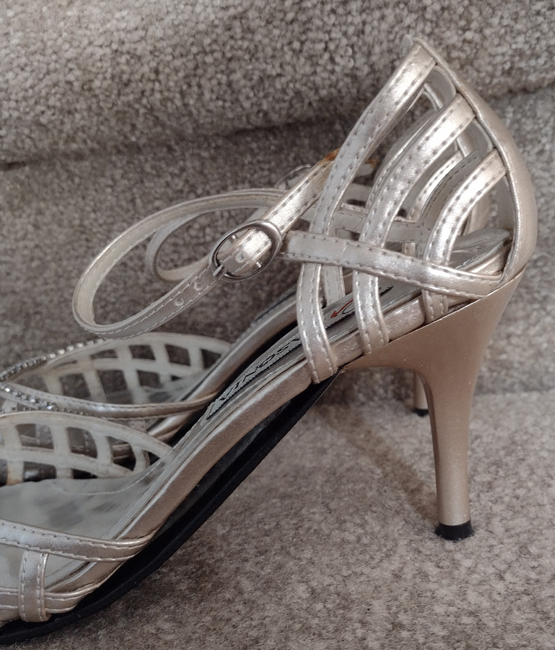 LADIES BEAUTIFUL STRAP HEELS  7.5M image indicator(3)