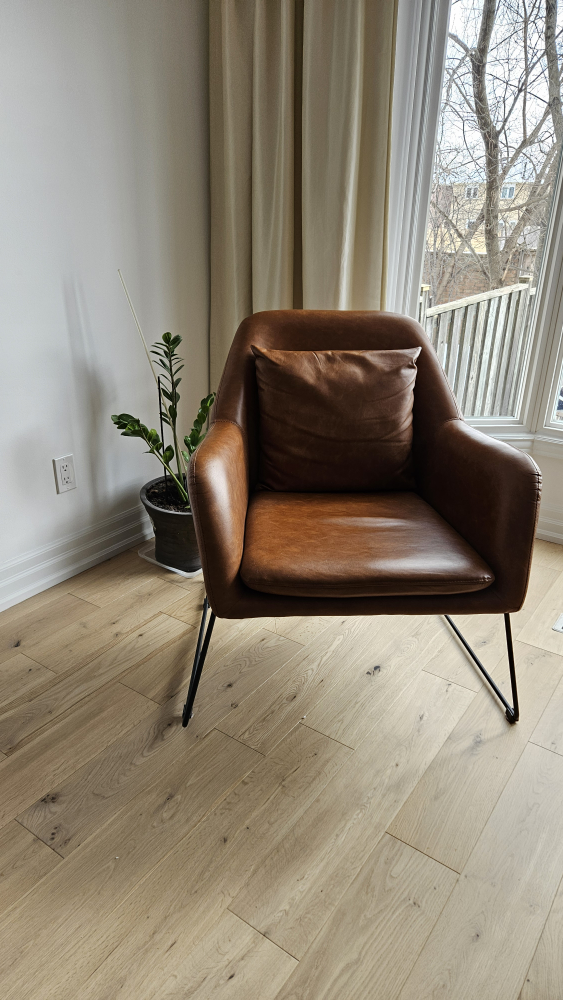 leather accent chair- great condition