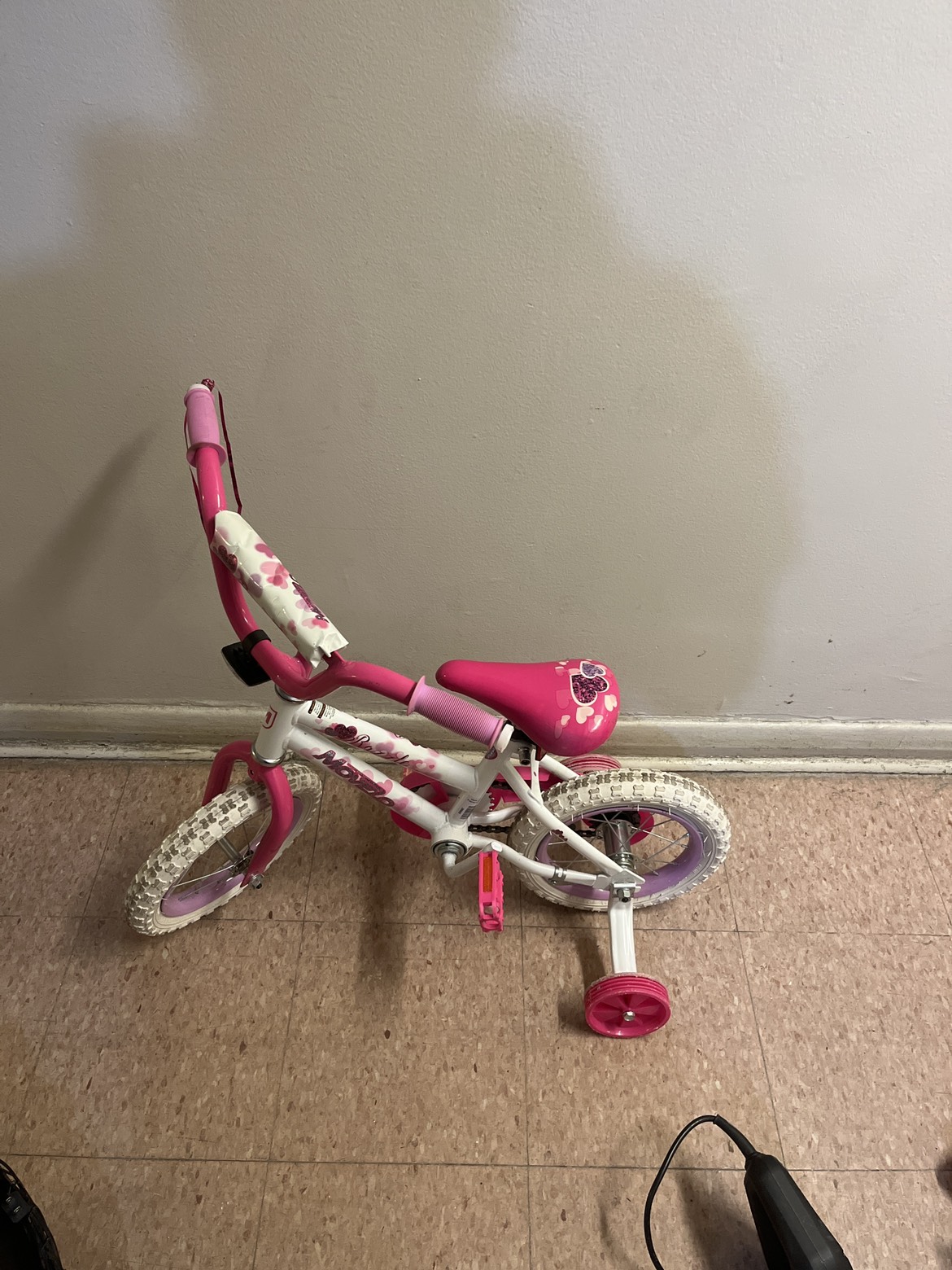 Kids bike with training wheels thumbnail