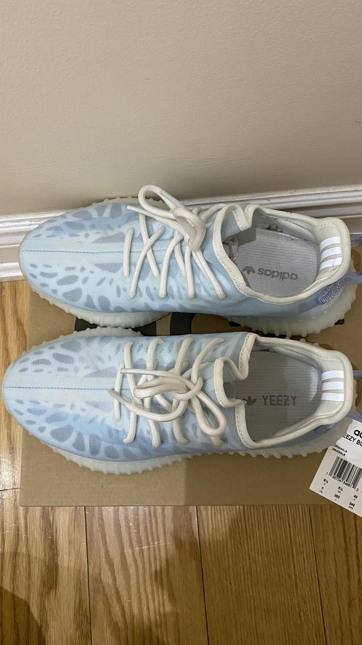 Yeezy boost 350 V2 Mono Ice image indicator(2)