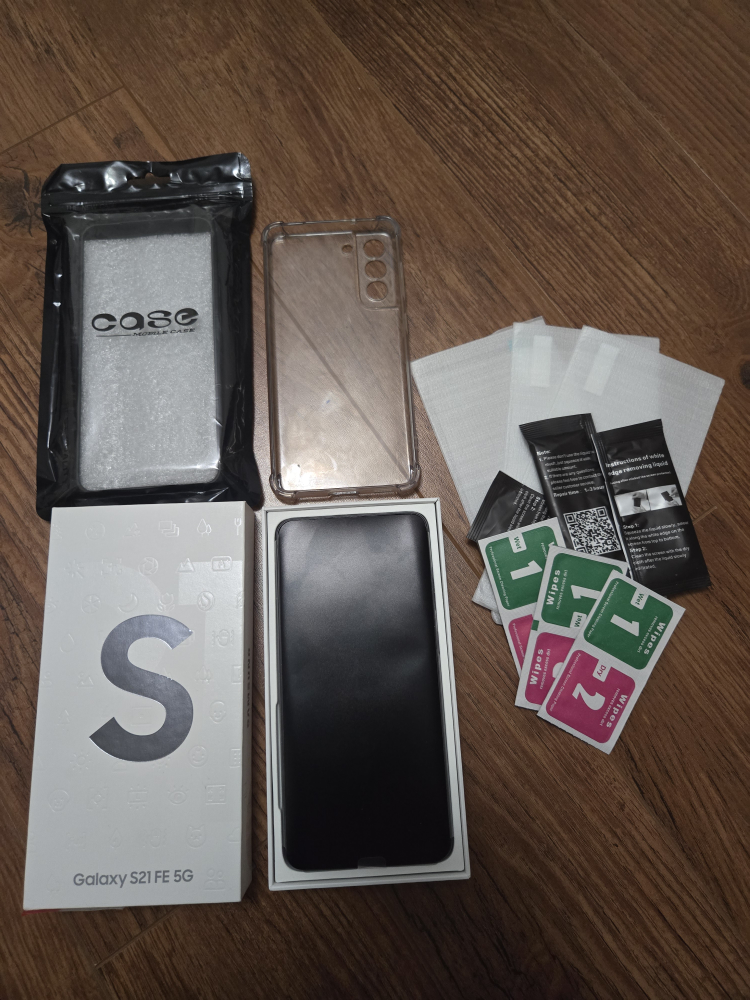 Samsung Galaxy S21 FE 128gb with 2 Cases and 3 Screen Protectors thumbnail