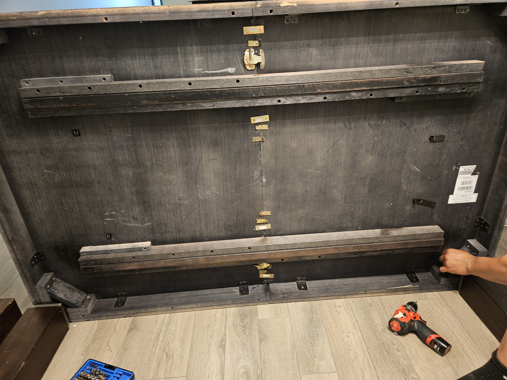 Dining table and chairs image indicator(2)