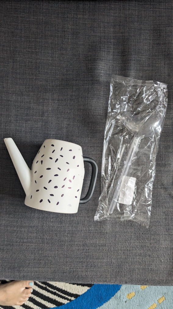 watering can + water reservoir