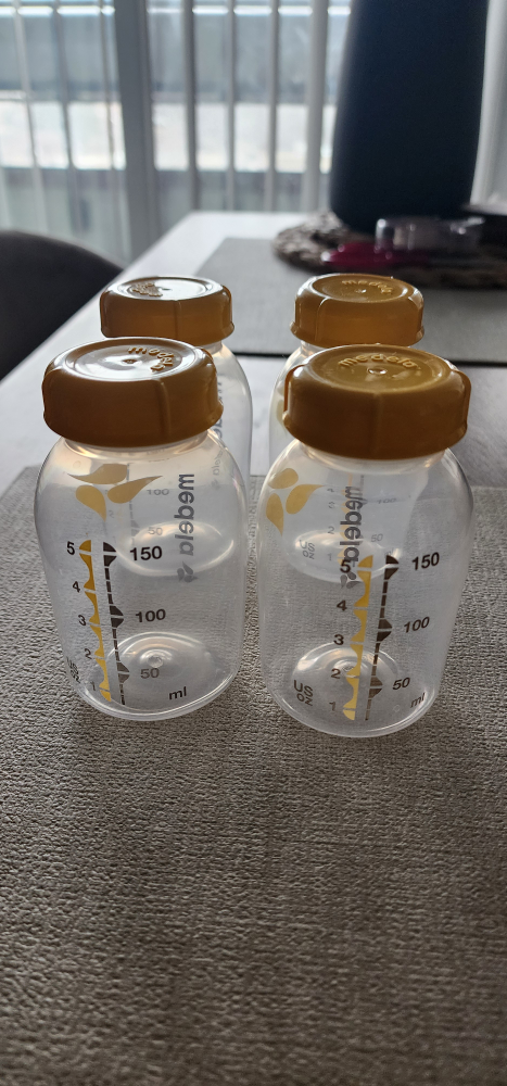 Medela Breast Pump w/accessories image indicator(3)