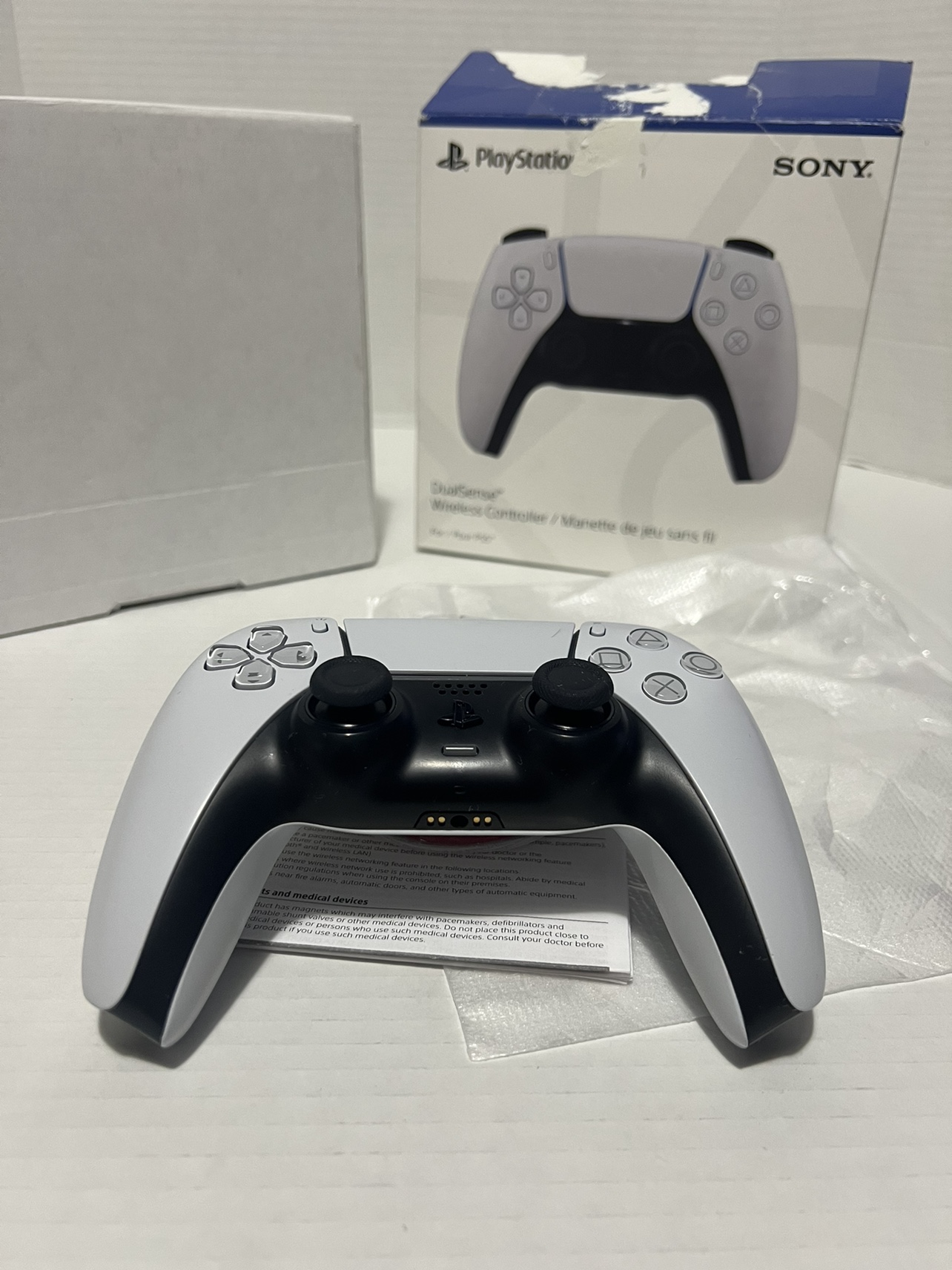 DualSense Wireless Controller - White image indicator(4)