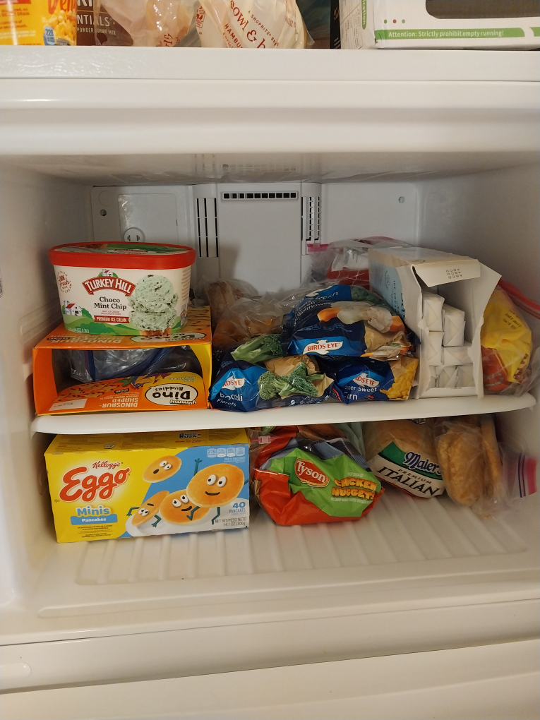 LG refrigerator.  excellent condition.  only 4 years old - photo 4