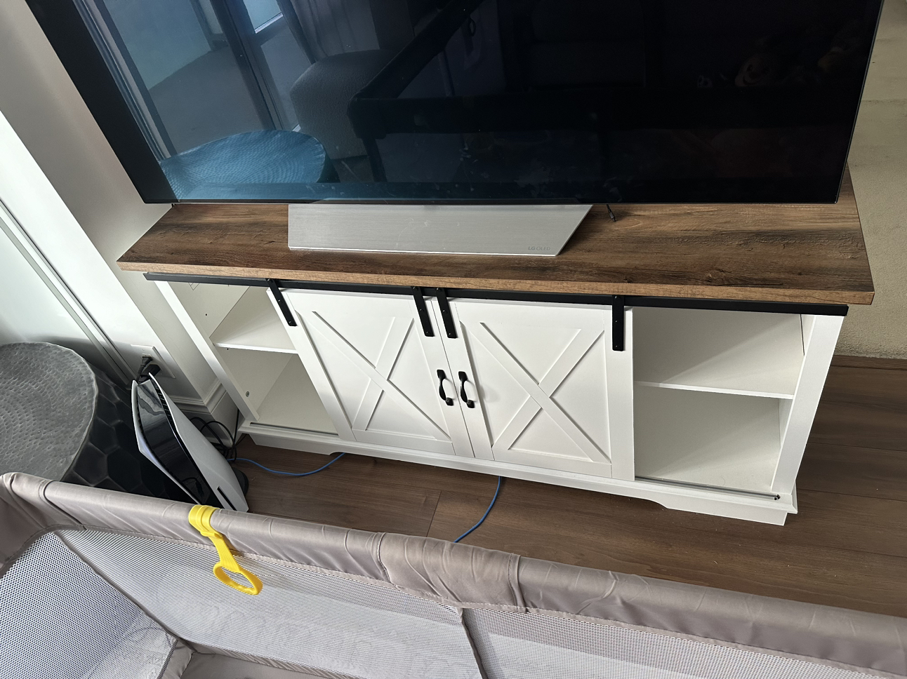 Carterton 58'' Media Console 10/10 Condition - photo 5