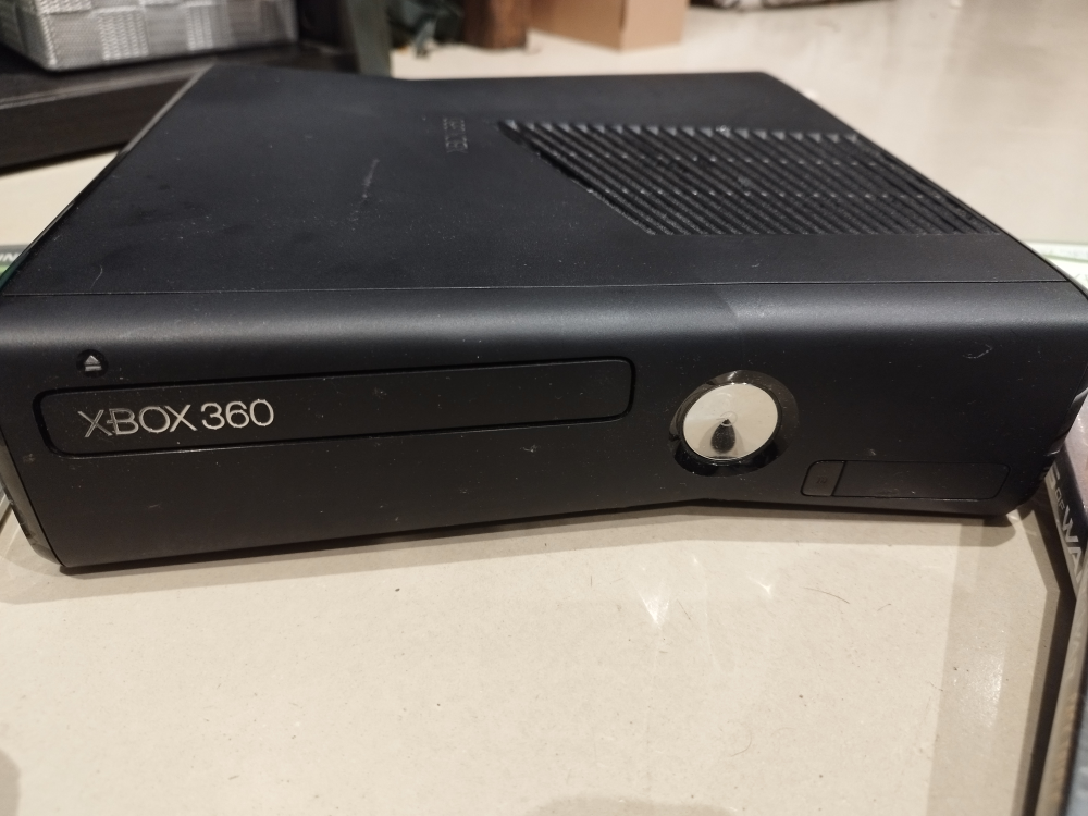 Xbox 360 with 2 controllers and games image indicator(2)