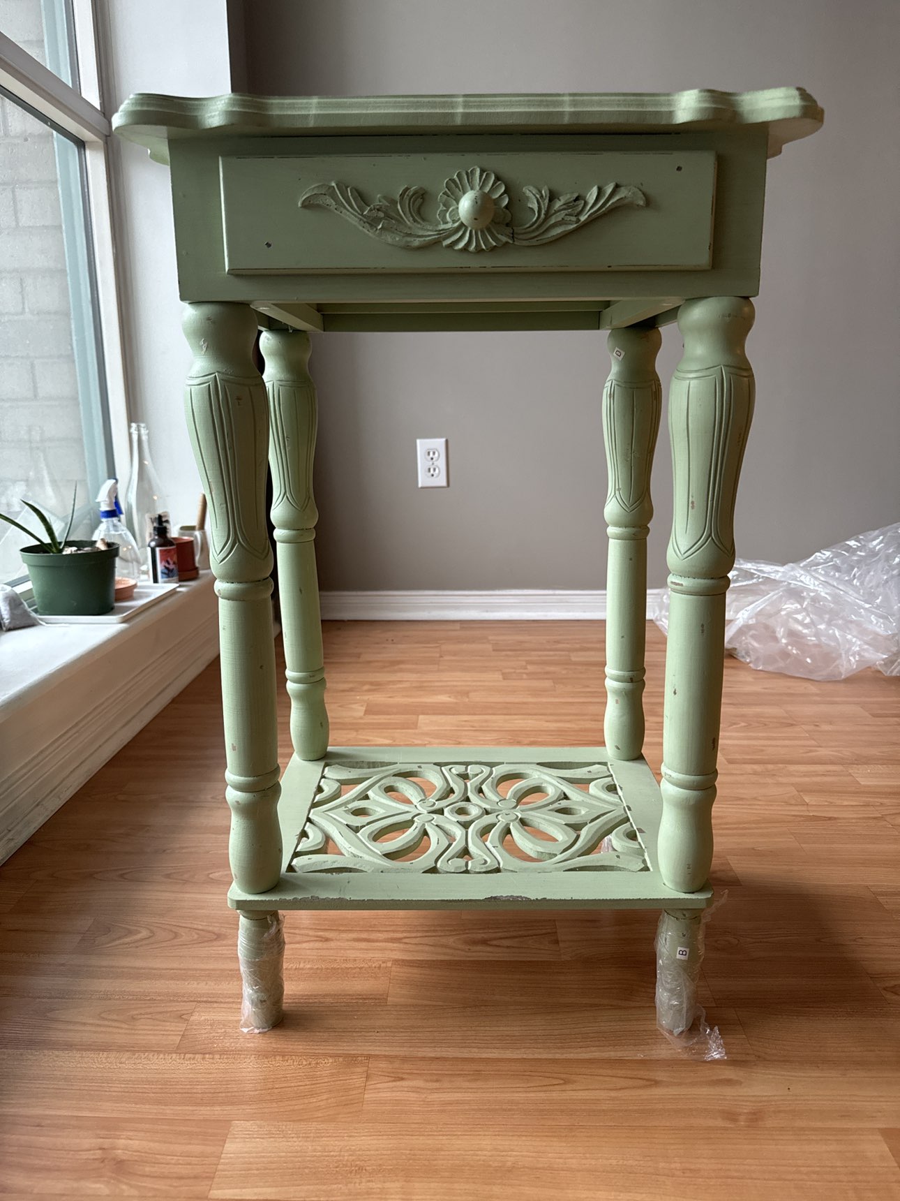 Very cute Vintage mint green side table
