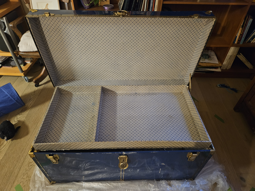 vintage steamer trunk - photo 4
