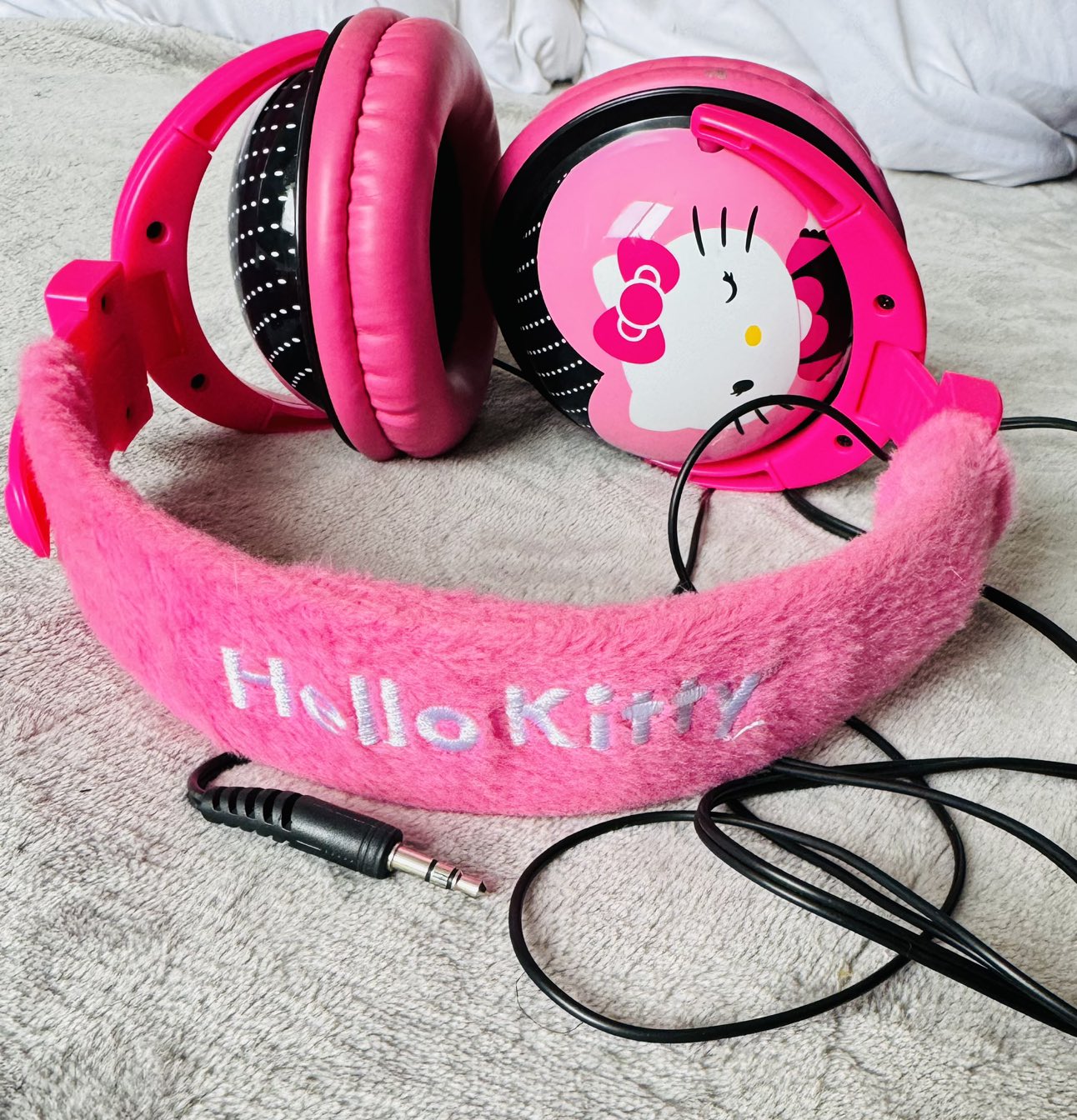 Hello Kitty Headphone 🥕 thumbnail