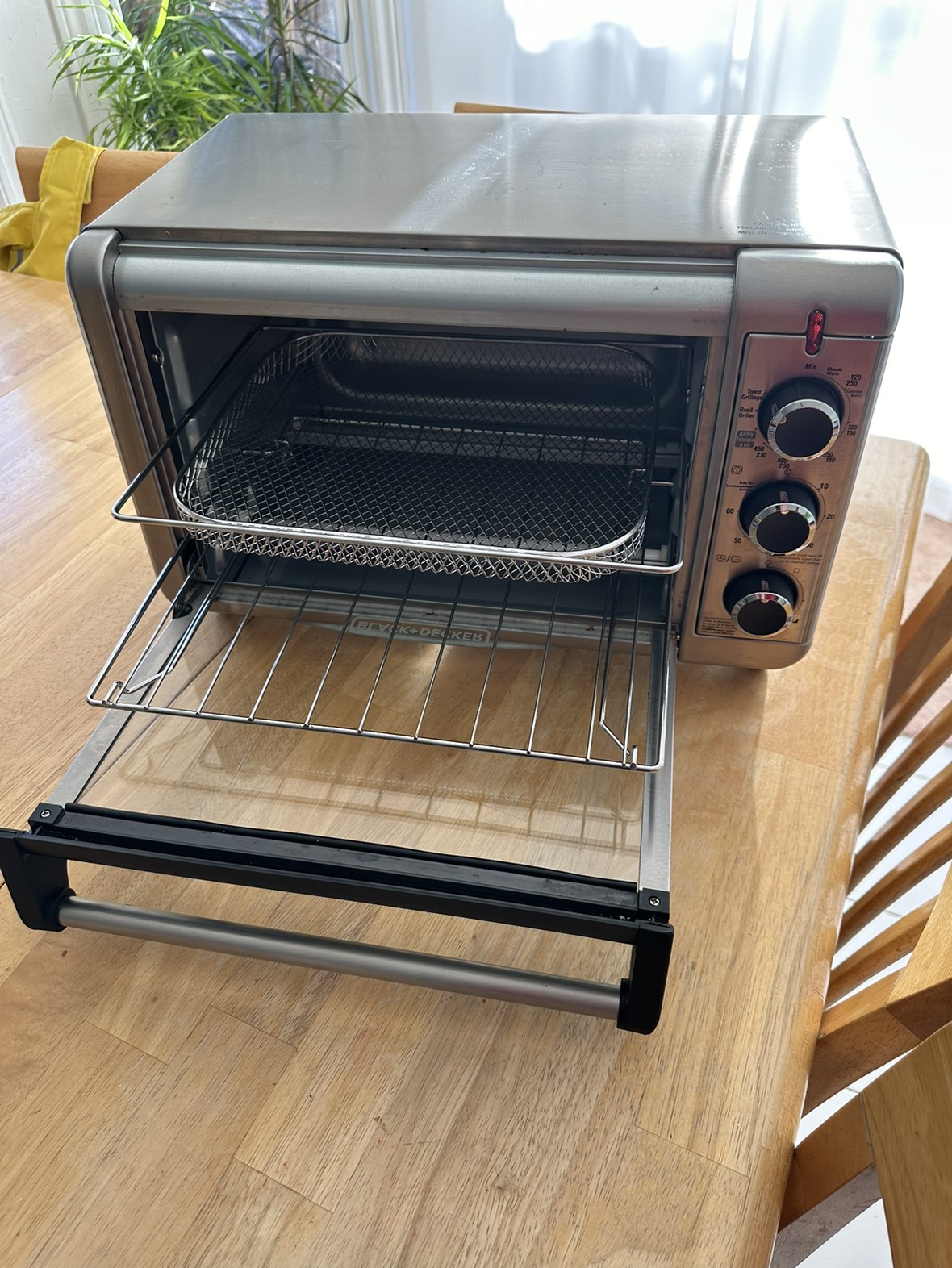 Black+Decker Crisp 'N Bake™ Air Fry Toaster Oven image indicator(2)
