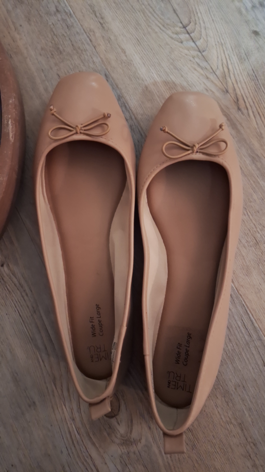 Pinkish flat ballerinas thumbnail