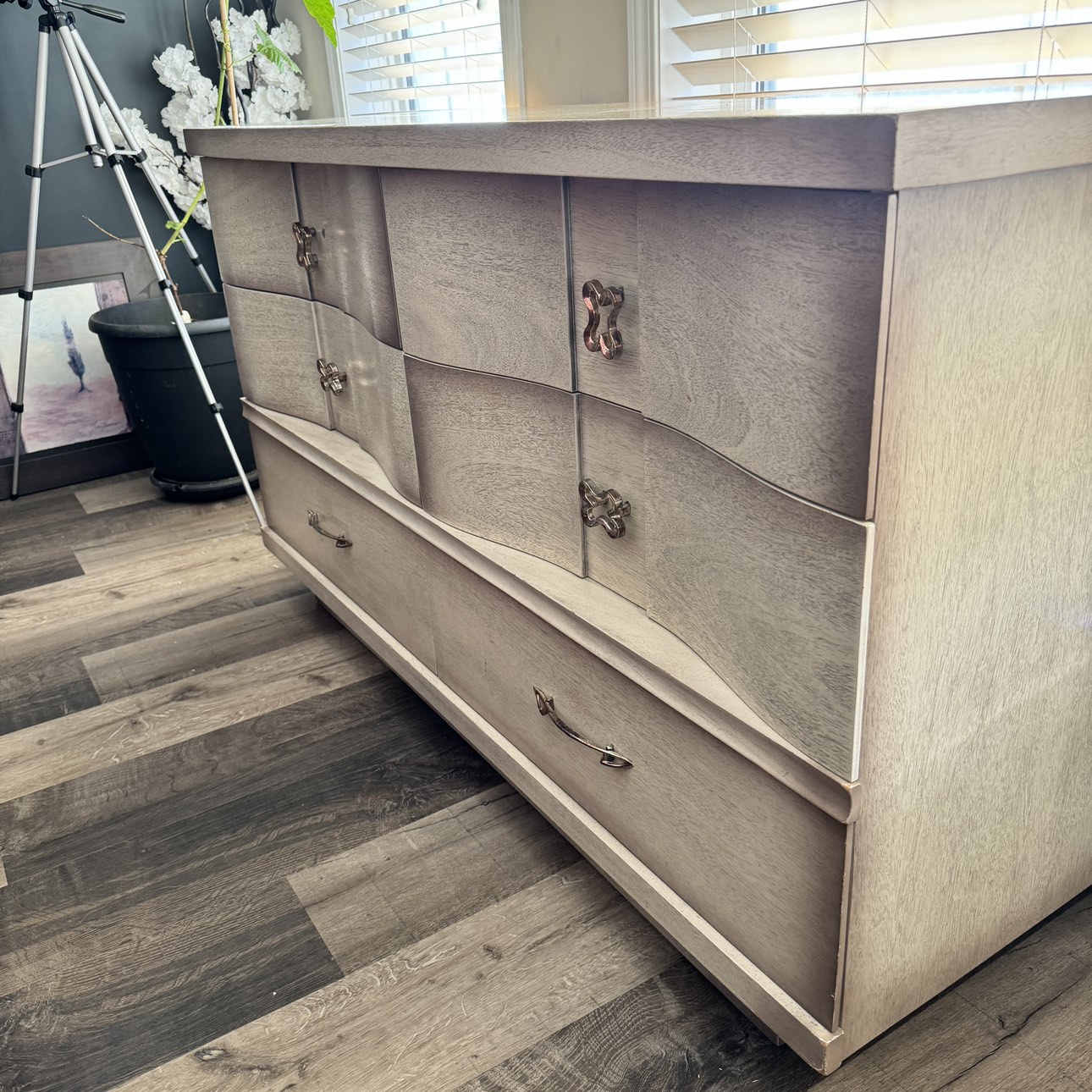 6 Drawer Dresser w/ Vanity Mirror in good condition - photo 2