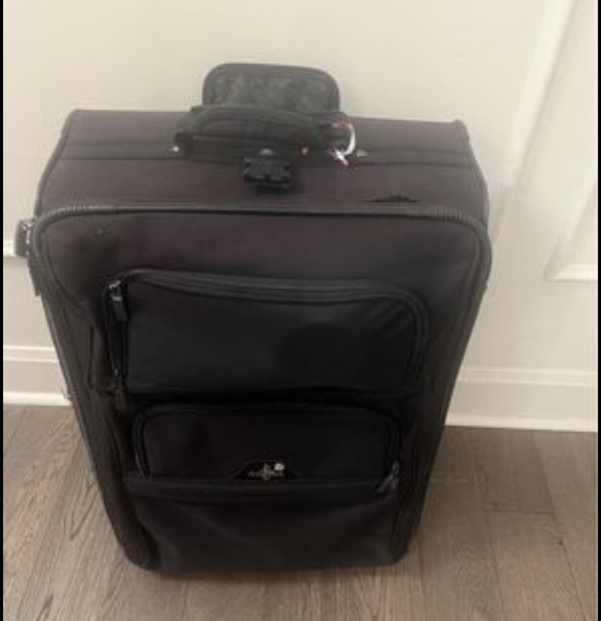 Price drop-Medium size luggage with wheels thumbnail