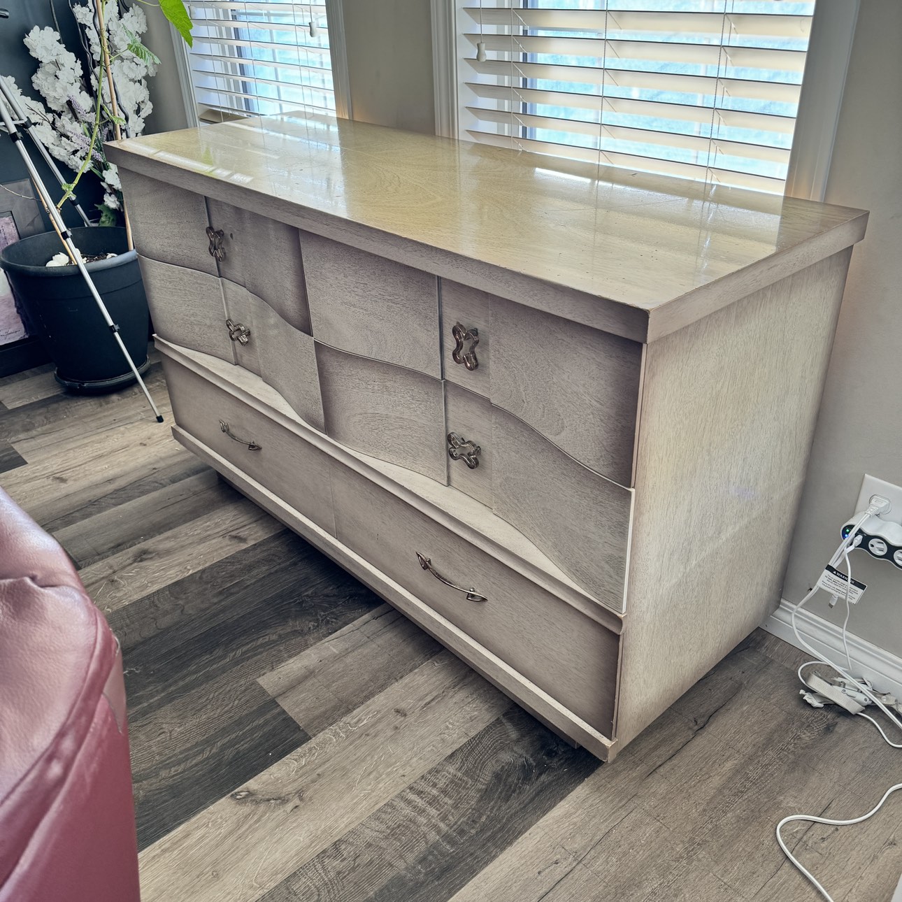 6 Drawer Dresser w/ Vanity Mirror in good condition