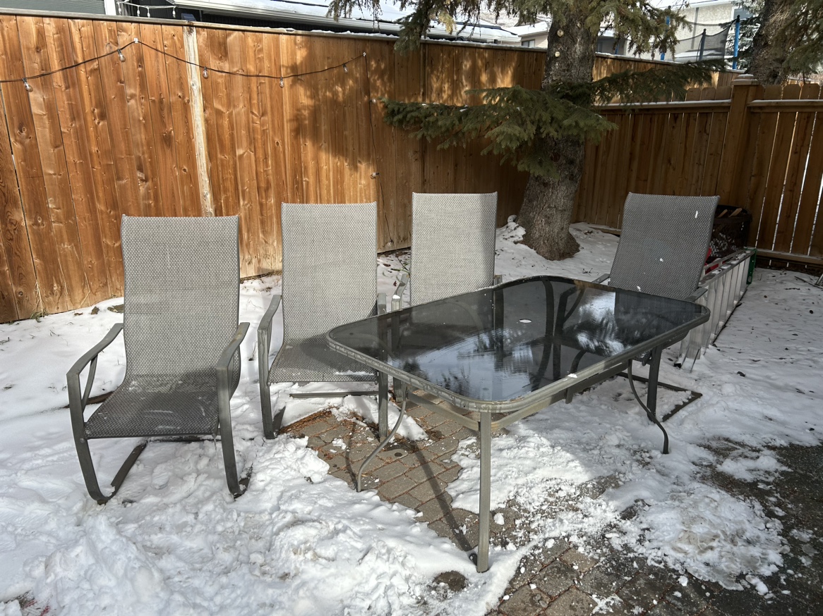 Outdoor table and 6 chairs