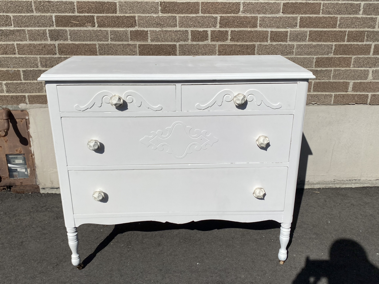 WHITE WOOD DRESSER thumbnail