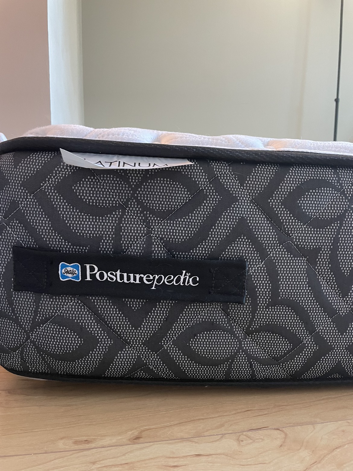 Sealy Queen mattress ( Posturepedic) - photo 2