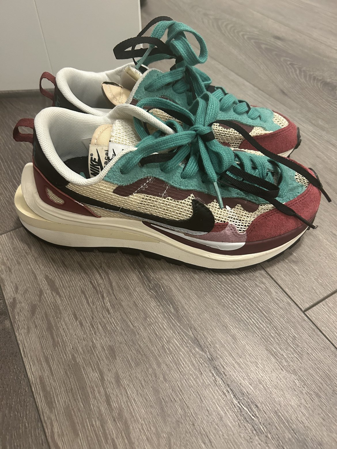 Women’s sneaker thumbnail