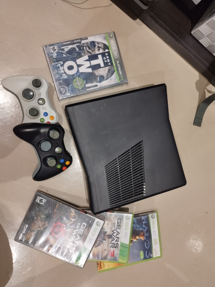 Xbox 360 with 2 controllers and games image indicator(3)