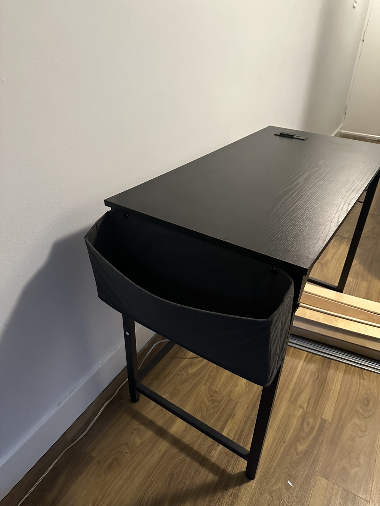 Desk - photo 3