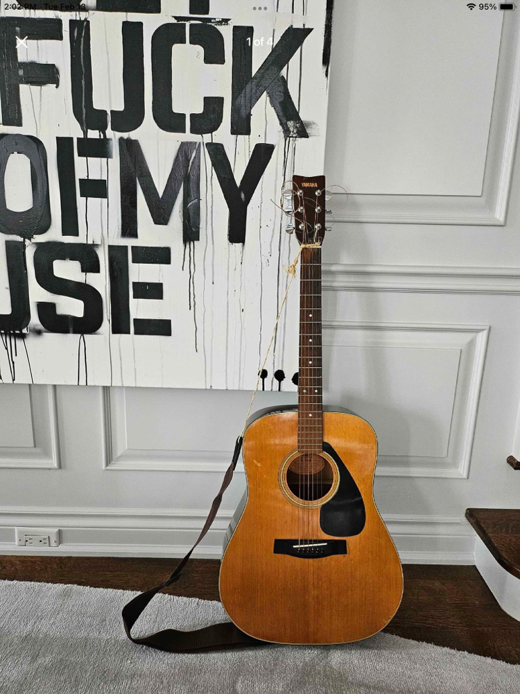 Acoustic guitar (Yamaha)