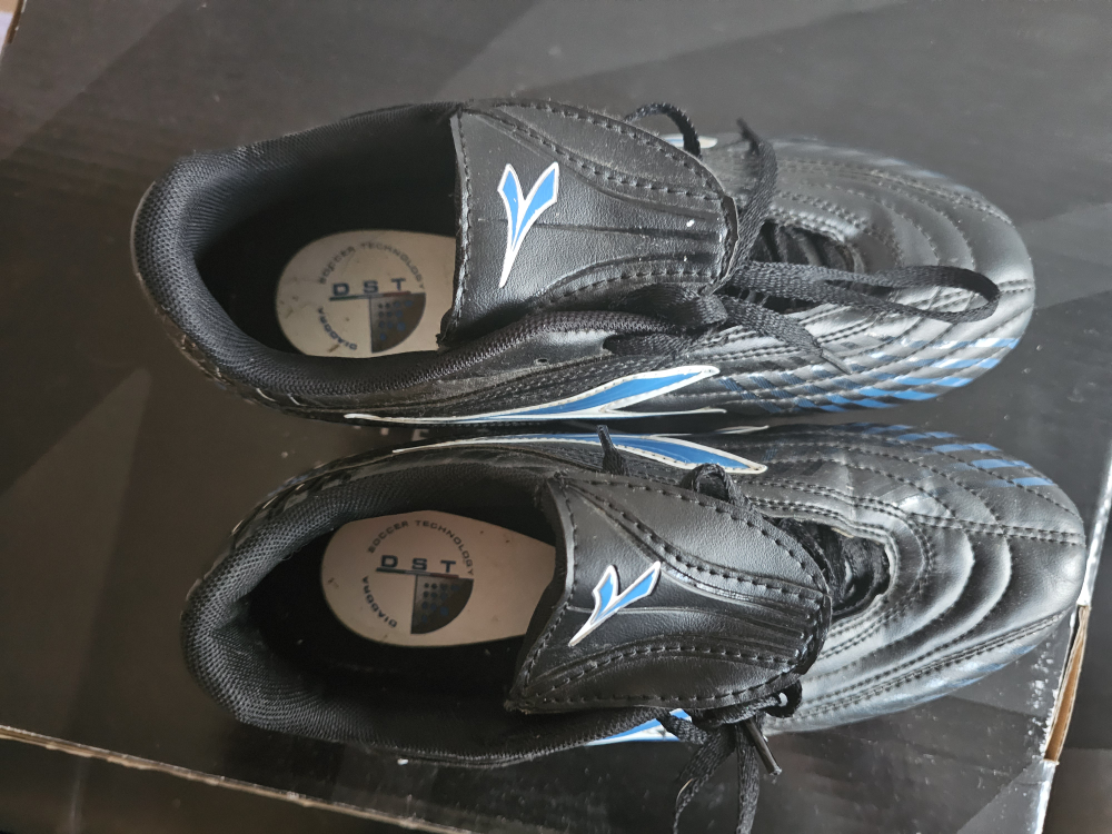 Outdoor Soccer shoes/ cleats image indicator(2)