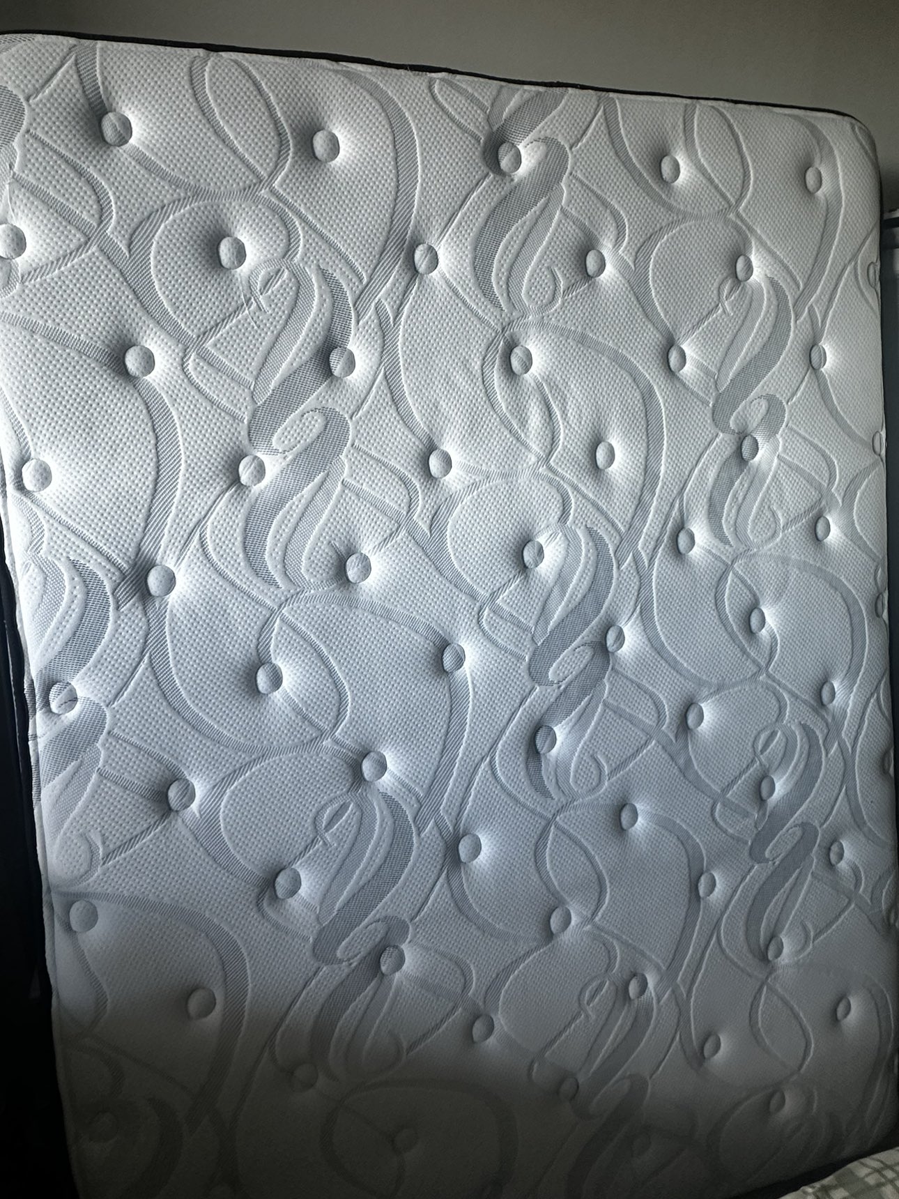 Queen Mattress (Pillow top) thumbnail