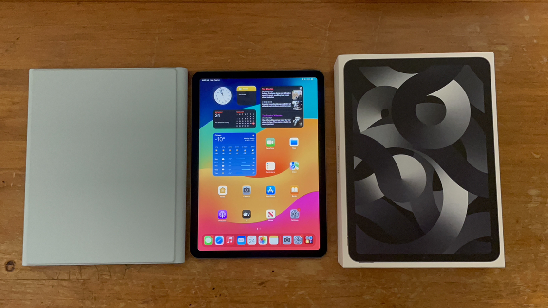 Excellent - IPad Air 5 M1 64GB, w/ Case, Box, Charger image indicator(7)