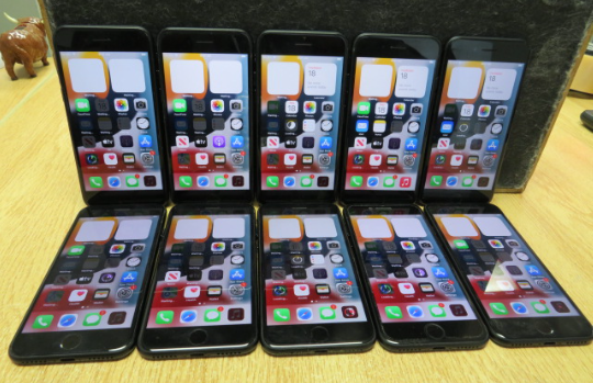 iPhone 7 - photo 2