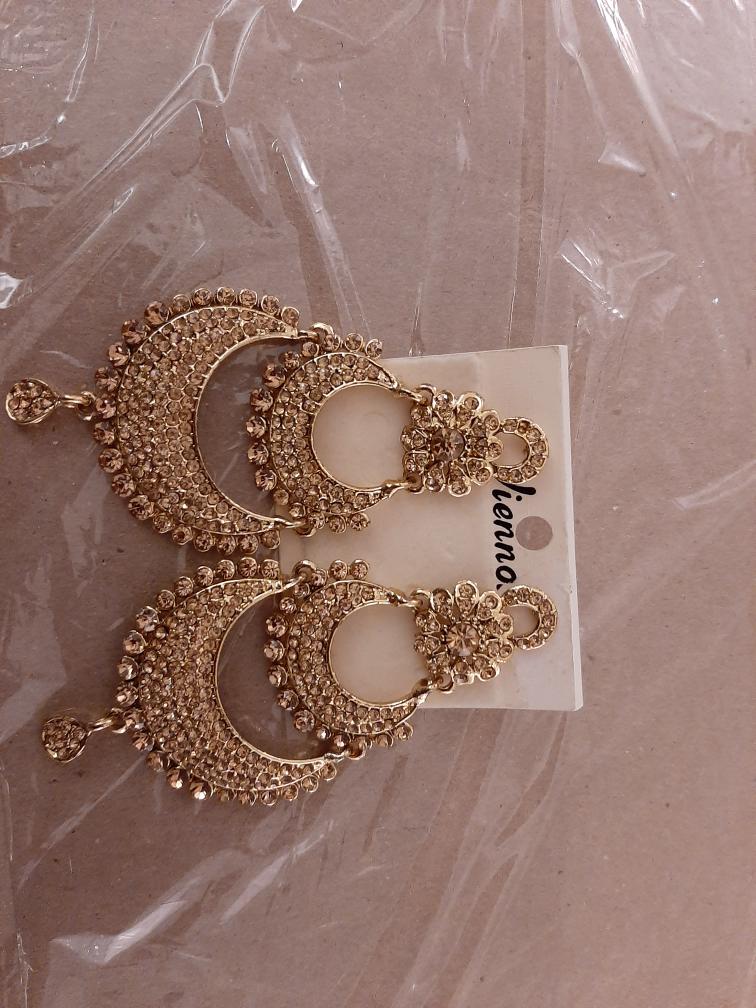 golden earrings image indicator(2)