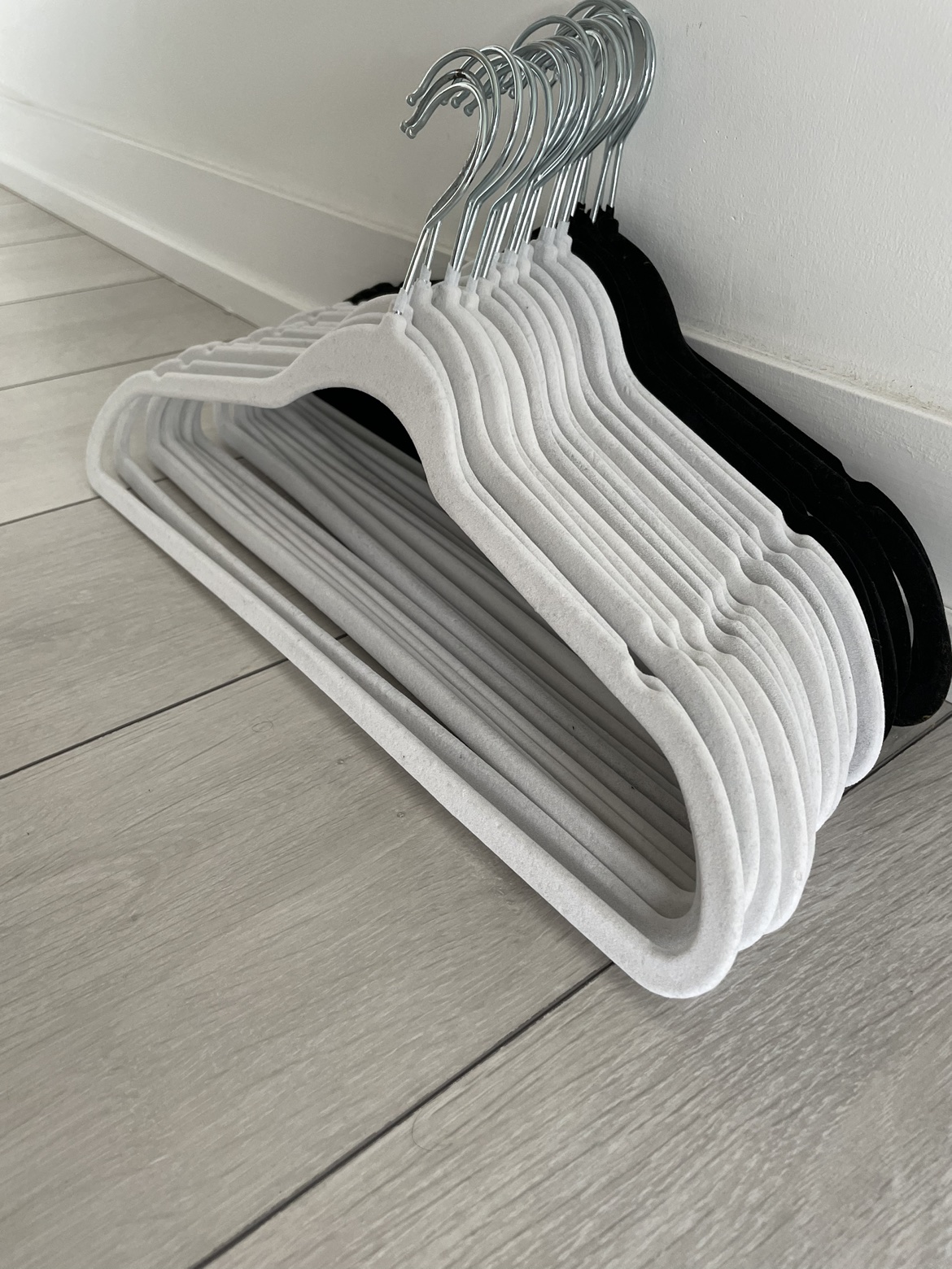 Velvet hangers image indicator(2)