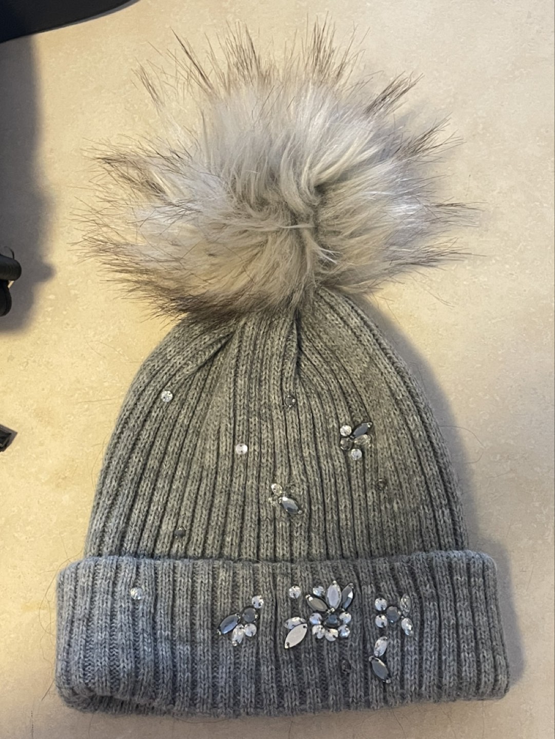 Winter Hat w faux fur pom pom 🥕 thumbnail