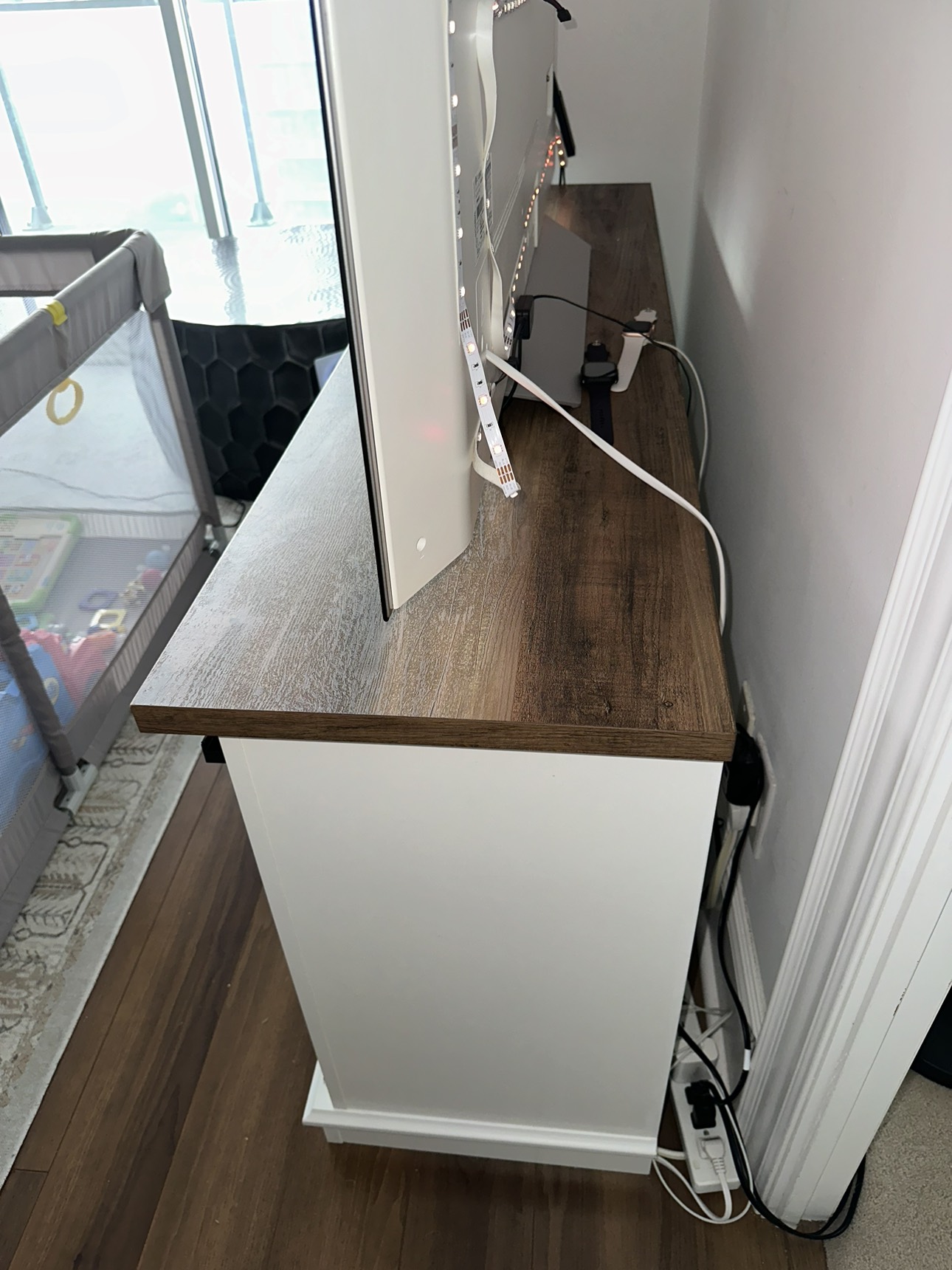 Carterton 58'' Media Console 10/10 Condition - photo 4