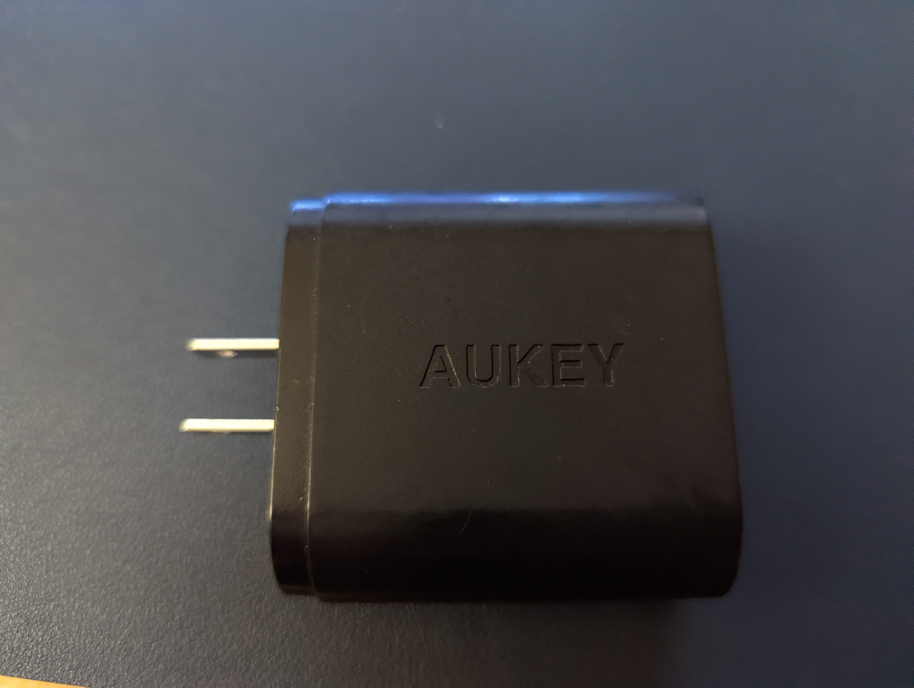 Aukey dual 18w charger - photo 2