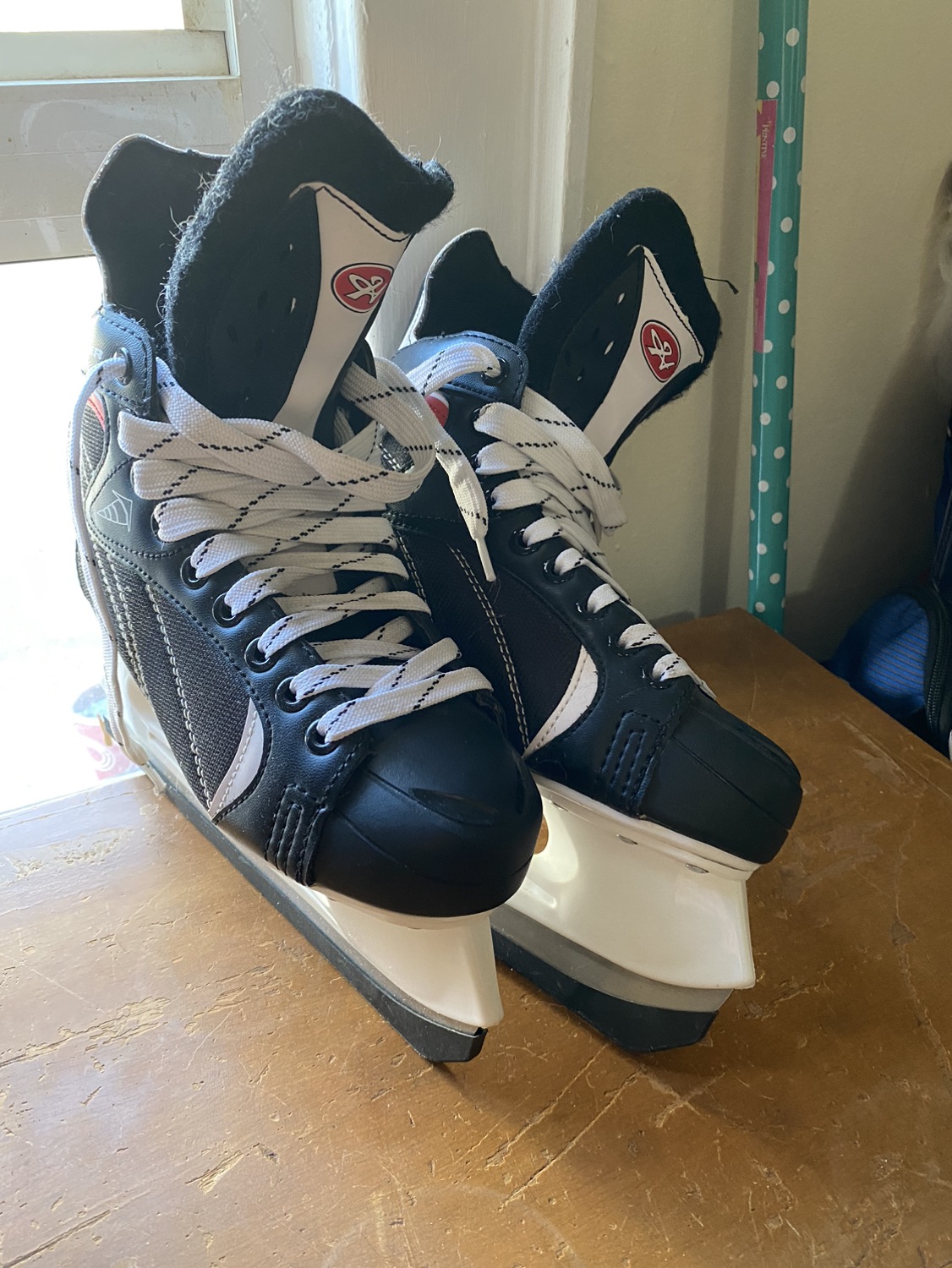 Ice skates, boys 6/womens 7.5