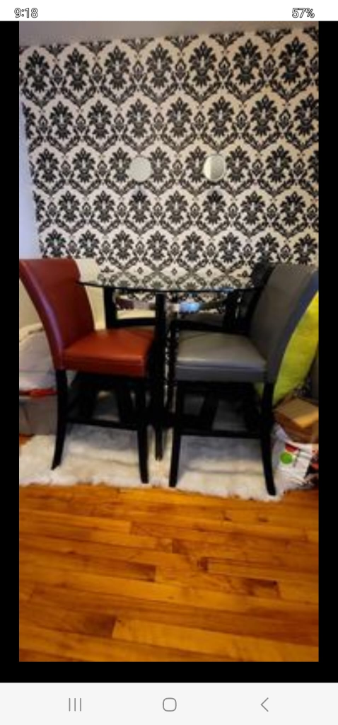 Comedor de 4 sillas  de poco uso se ve como nuevo