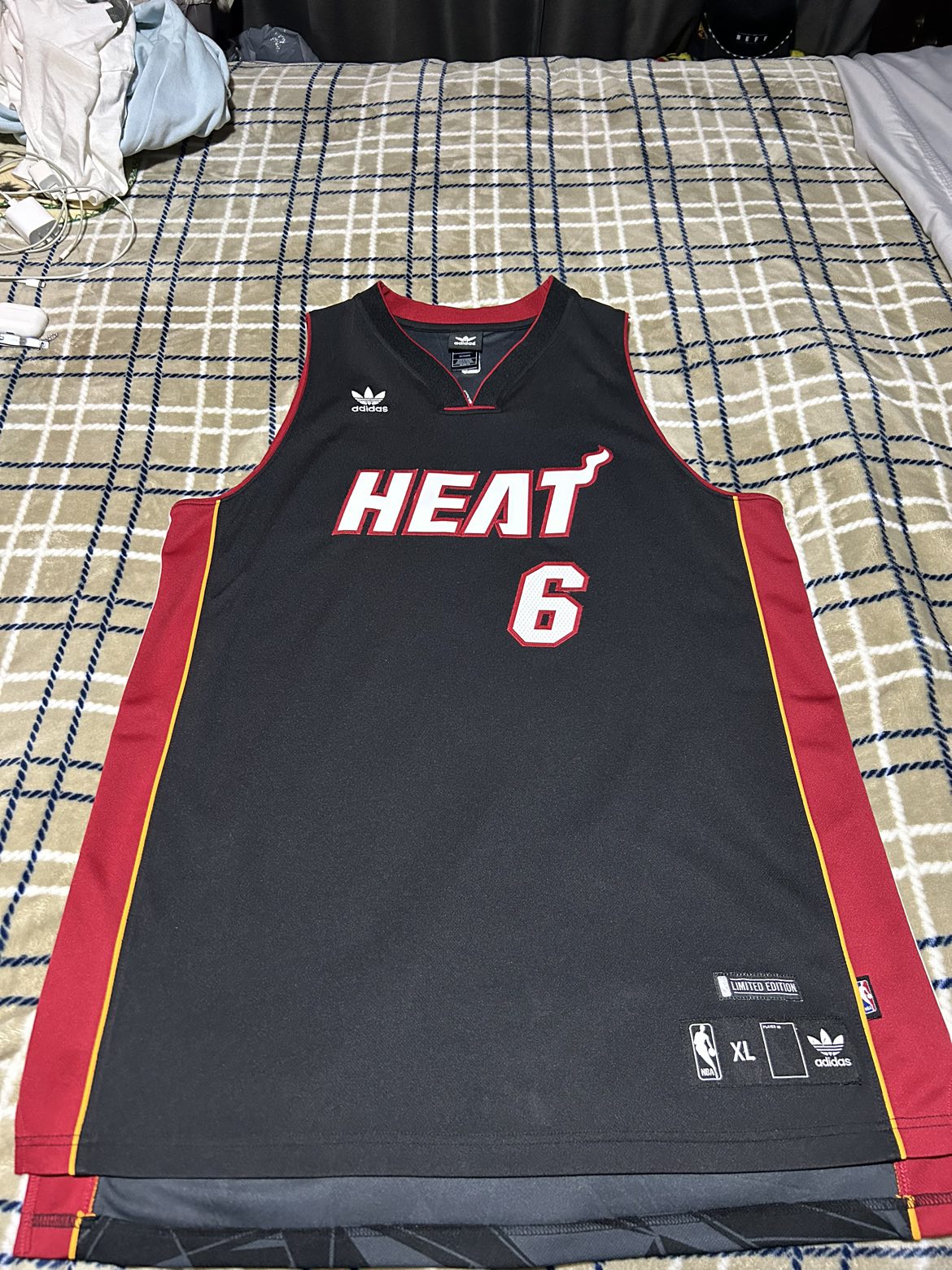 Basketball jersey, Lebron James. Miami Heat Black image indicator(4)