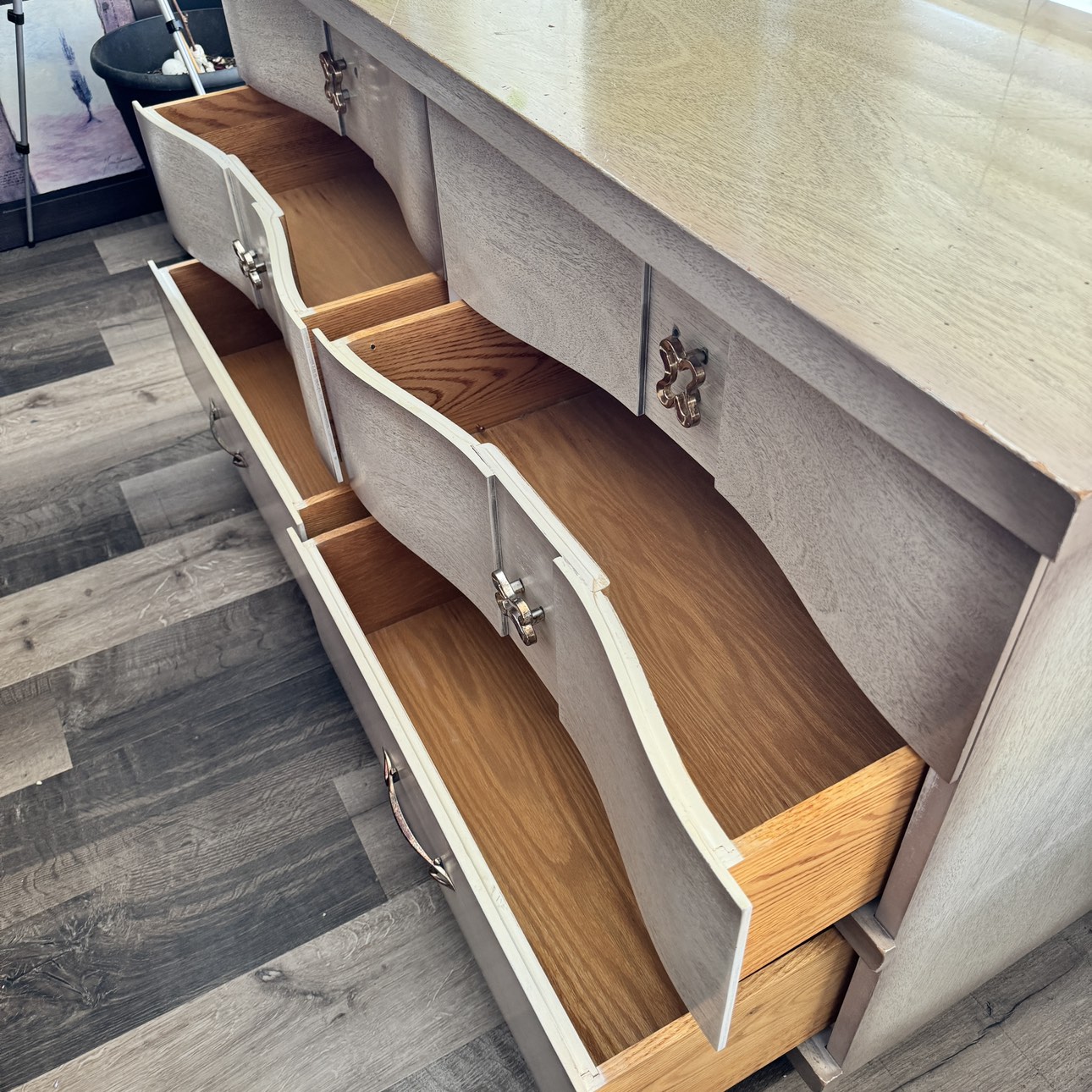 6 Drawer Dresser w/ Vanity Mirror in good condition - photo 4