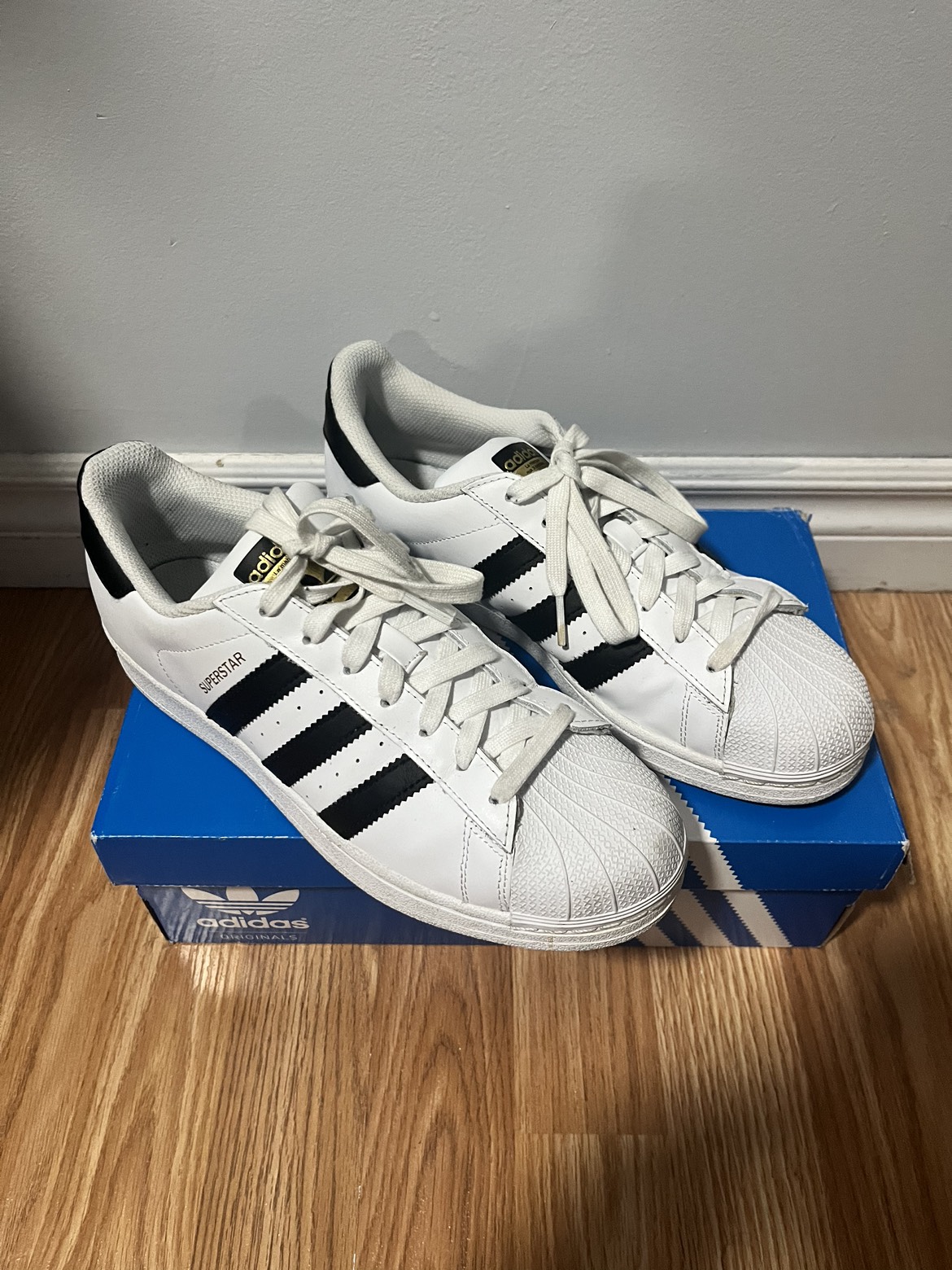 Adidas Superstars image indicator(2)