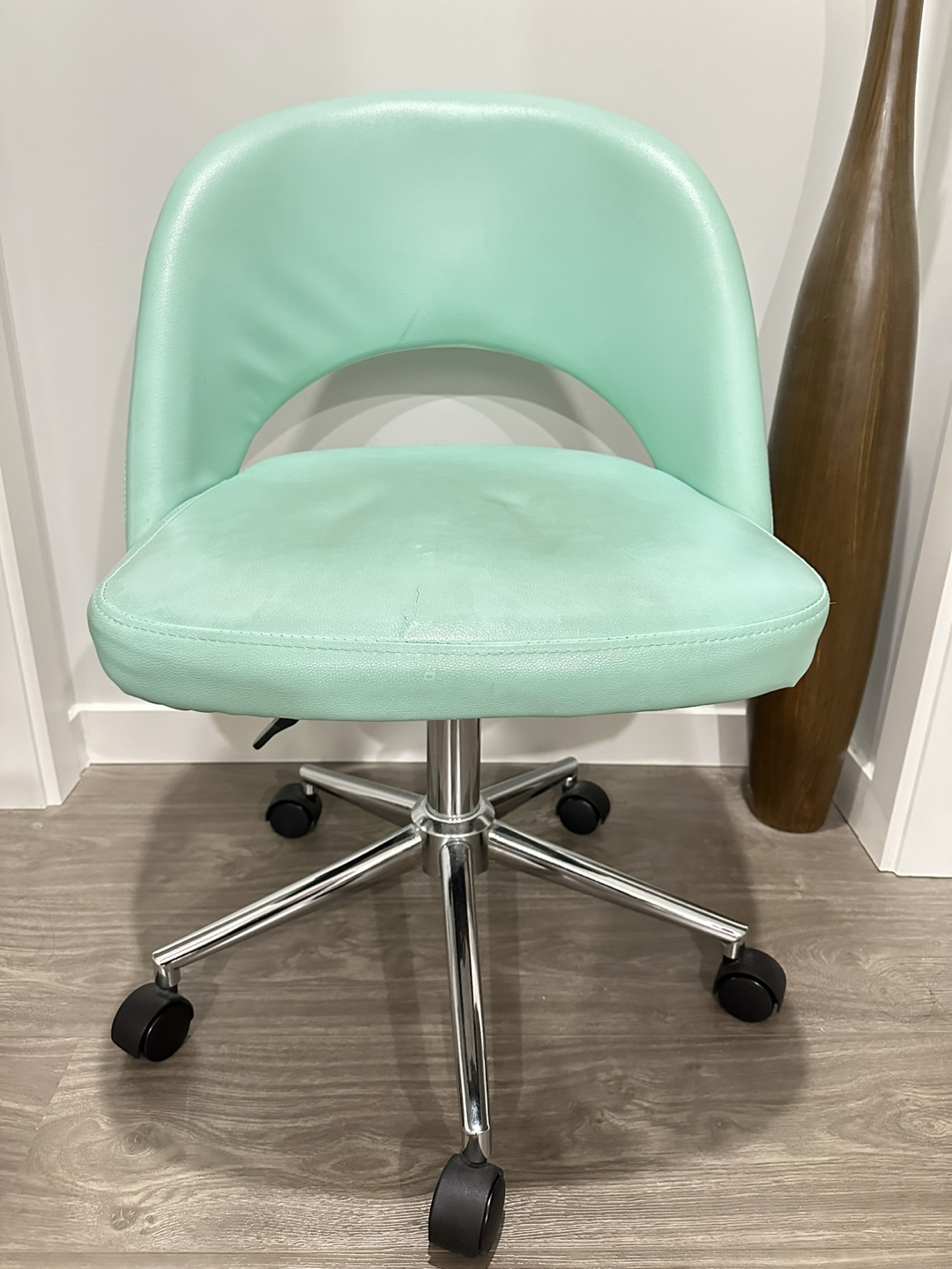 Desk chair with wheels