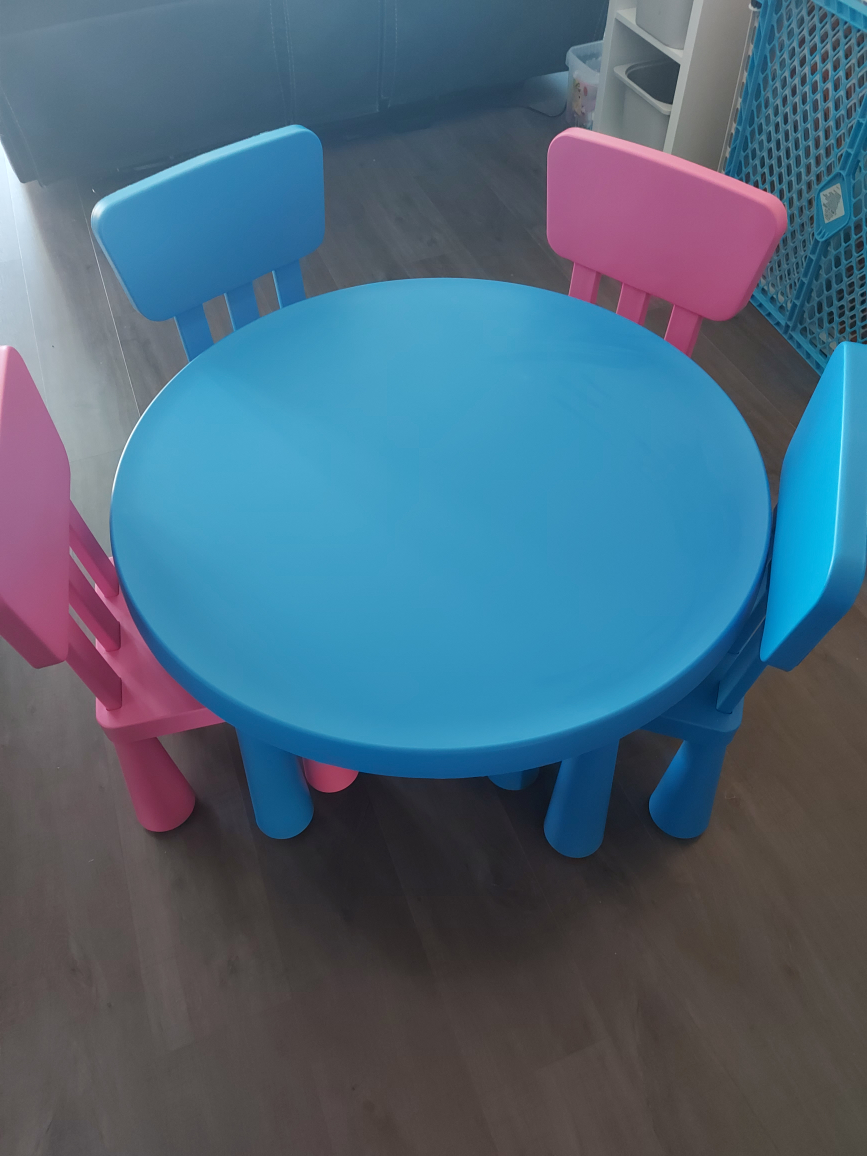 Kids table and chairs