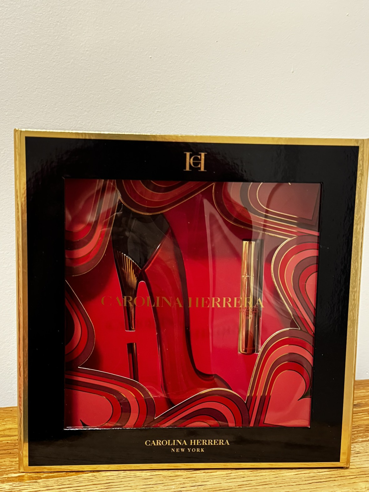 Carolina Herrera Very Good Girl -80ml Perfume Gift Set image indicator(3)