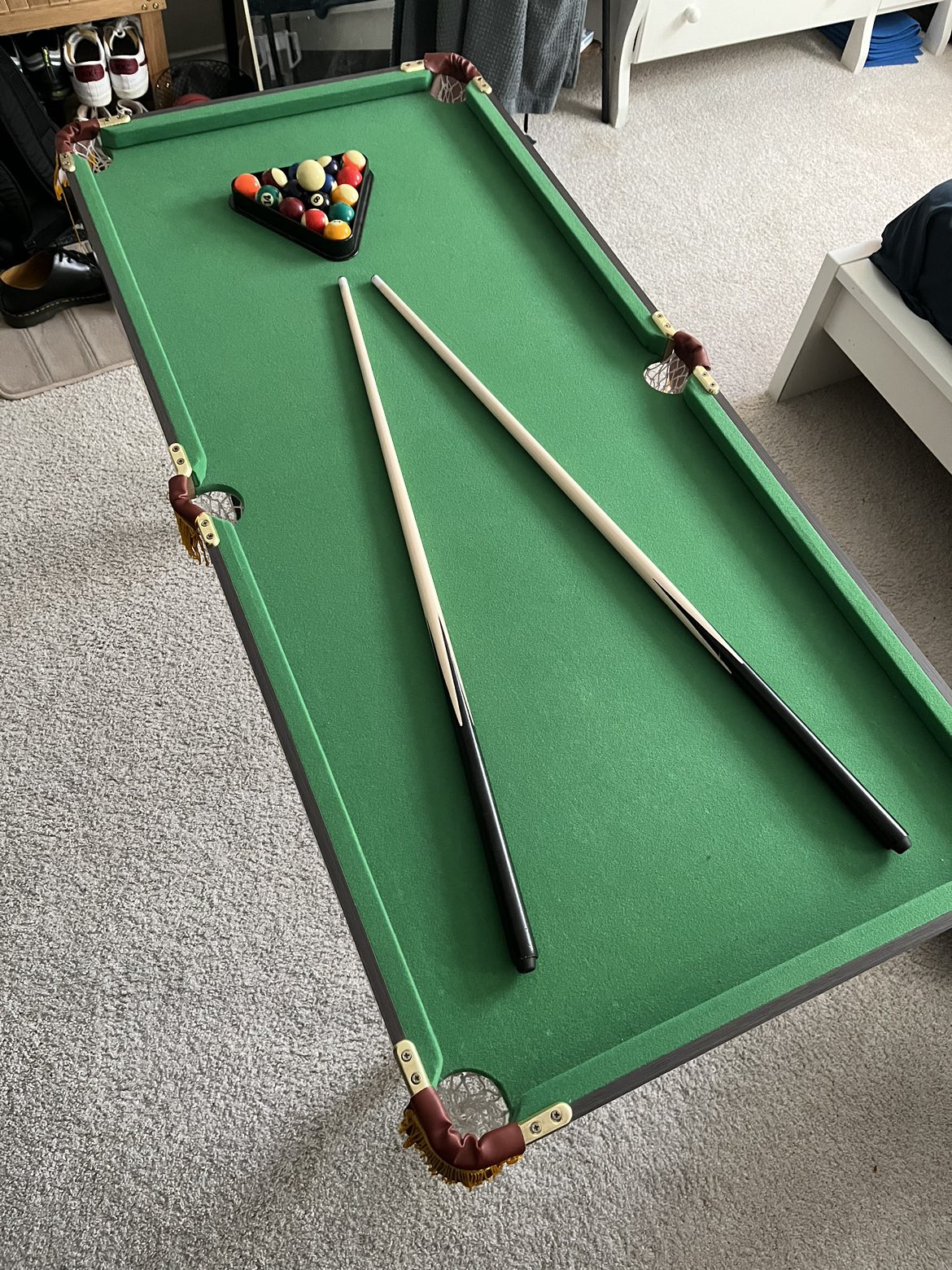 Mini pool table