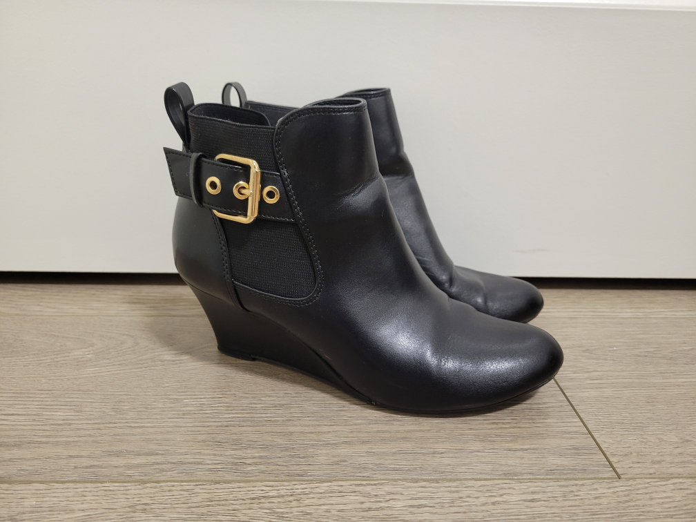 🏈 Dexflex Comfort Black Wedge Booties Ankle Boots (Size 6.5)